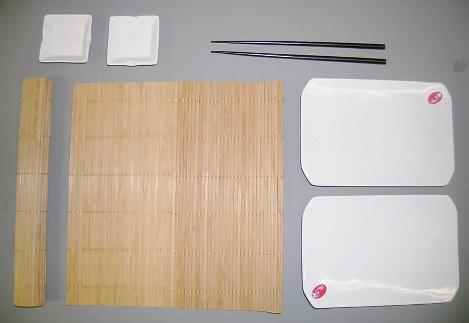 Warenzusammenstellung, bestehend aus zwei Tellern, zwei Würzschälchen, zwei Platzsets und zwei Stäbchen-Sets, sog. Asia-Servierset 11teilig, siehe Foto,
in Aufmachung für den Einzelverkauf (gemeinsam in einer Verkaufsumschließung verpackt),
zur Befriedigung eines speziellen Bedarfs, bestehend aus
- zwei rechteckigen, glasierten, weißen Tellern,
-- mit einer Länge von ca. 21 cm und einer Breite von 14 cm,
-- keramisches Erzeugnis, nach vorheriger Formgebung gebrannt, tonmineralhaltiges
   Material enthaltend,
-- nach dem Ergebnis der augenscheinlichen Untersuchung handelt es sich um Porzellan
   (verglaster Scherben, nachklingend, durchscheinend),
-- Geschirr für den Tisch oder Küchengebrauch,
- zwei quadratischen, glasierten, weißen Würzschälchen,
-- mit einer Seitenlänge von ca. 7 cm,
-- keramisches Erzeugnis, nach vorheriger Formgebung gebrannt, tonmineralhaltiges
   Material enthaltend,
-- nach dem Ergebnis der augenscheinlichen Untersuchung handelt es sich um Porzellan
   (verglaster Scherben, nachklingend, durchscheinend),
-- Geschirr für den Tisch- oder Küchengebrauch,
- zwei Platzsets aus (lt. ergänzenden Antragsangaben) Bambus,
-- mit einer Länge von ca. 44 cm und einer Breite von ca. 30 cm,
- zwei Stäbchen-Sets aus Holz,
-- mit einer Länge von ca. 24 cm,
- die Teller aus Porzellan bestimmen nach Umfang, Wert und ihrer Bedeutung in Bezug
  auf die Verwendung den Charakter der Warenzusammenstellung.