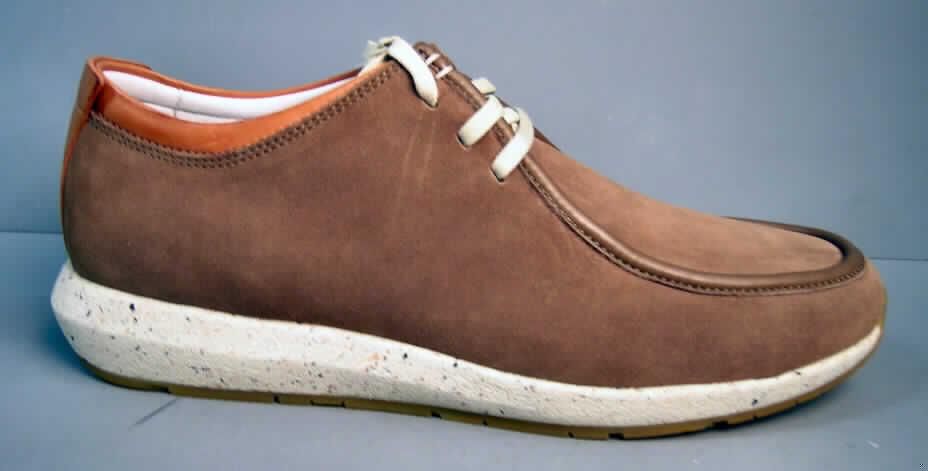 Halbschuhe; lt. Antrag: Freizeitschuhe für Männer; Art. FFM4001264-Othello Wallab-sand - siehe Abbildung
- mit Laufsohlen aus Kunststoff; Hauptsohle nicht aus Holz
- mit Oberteil (geschlossenes Blatt) aus Leder
- mit Verstärkungsteilen aus Leder (an der Fersenkappe)
- mit Schnürsenkelverschluss
- ohne Schutz in der Vorderkappe
- den Knöchel nicht bedeckend
- mit einer Länge der Innensohle von mehr als 24 cm
- nicht als Männer- oder Frauenschuhe erkennbar
- nach Form, Schnitt und Ausstattung nicht für Sportzwecke
- kein Versand aus Macau (lt. ergänzender Angaben)