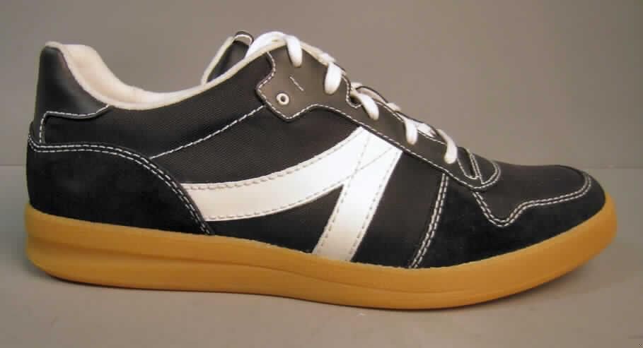 Halbschuhe, lt. Antrag: Freizeitschuhe für Männer, Art. FFM000201-Brompton-schwarz - siehe Abbildung
- mit Laufsohlen aus Kunststoff
- mit Oberteil (geschlossenes Blatt) aus Spinnstoff (den größten Teil der Außenfläche 
  bildend) und Leder
- mit Verstärkungsteilen aus Leder (im Seitenbereich)
- aufgrund der Gesamtkonzeption (u.a. starre Brandsohle) nicht für Sportzwecke
- kein Versand aus Macau (lt. ergänzender Angaben)