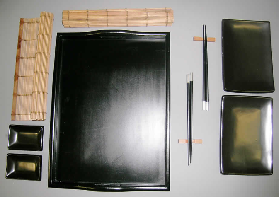 Warenzusammenstellung, bestehend aus zwei Tellern, zwei Würzschälchen, zwei Platzsets, zwei Stäbchen-Sets mit Stäbchenhaltern und einem Tablett, sog. Asia-Servierset 11teilig, siehe Foto,
in Aufmachung für den Einzelverkauf (gemeinsam in einer Verkaufsumschließung verpackt),
zur Befriedigung eines speziellen Bedarfs, bestehend aus
- zwei rechteckigen, glasierten, schwarzen Tellern,
-- mit einer Länge von ca. 20 cm und einer Breite von 14 cm,
-- keramisches Erzeugnis, nach vorheriger Formgebung gebrannt, tonmineralhaltiges
   Material enthaltend,
-- nach dem Ergebnis der augenscheinlichen Untersuchung handelt es sich um Porzellan
   (verglaster Scherben, nachklingend),
-- Geschirr für den Tisch oder Küchengebrauch,
- zwei rechteckigen, glasierten, schwarzen Würzschälchen,
-- mit einer Länge von ca. 9,5 cm und einer Breite von ca. 6,5 cm,
-- keramisches Erzeugnis, nach vorheriger Formgebung gebrannt, tonmineralhaltiges
   Material enthaltend,
-- nach dem Ergebnis der augenscheinlichen Untersuchung handelt es sich um Porzellan
   (verglaster Scherben, nachklingend),
-- Geschirr für den Tisch- oder Küchengebrauch,
- zwei Platzsets aus (lt. ergänzenden Antragsangaben) Bambus,
-- mit einer Länge von ca. 45 cm und einer Breite von ca. 30 cm,
- zwei Stäbchen-Sets mit Stäbchenhaltern aus Holz,
-- mit einer Länge von ca. 24 cm,
- einem Tablett zum Servieren aus Holz,
-- mit einer Länge von ca. 41 cm und einer Breite von ca. 31 cm,
- die Teller aus Porzellan bestimmen nach Umfang, Wert und ihrer Bedeutung in Bezug
  auf die Verwendung den Charakter der Warenzusammenstellung.