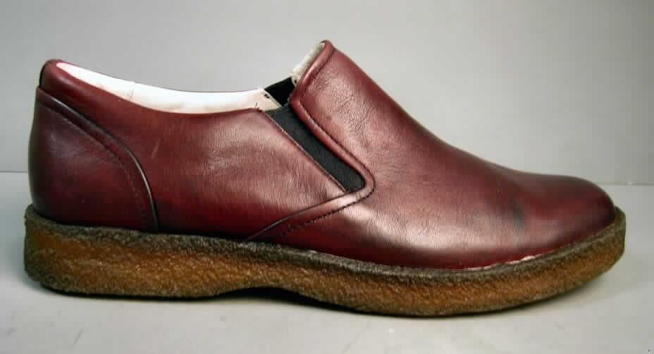 Halbschuhe; lt. Antrag: Freizeitschuhe für Männer; Art. FFM7002603-SID Loafer-Cardovan - siehe Abbildung
- mit Laufsohlen aus Kunststoff; Hauptsohle nicht aus Holz
- mit Oberteil (geschlossenes Blatt) aus Leder
- ohne Verschluss (mit elastischen Spinnstoffeinsätzen an der Einschlupföffnung)
- ohne Schutz in der Vorderkappe
- den Knöchel nicht bedeckend
- mit einer Länge der Innensohle von mehr als 24 cm
- nicht als Männer- oder Frauenschuhe erkennbar
- nach Form, Schnitt und Ausstattung nicht für Sportzwecke
- kein Versand aus Macau (lt. ergänzender Angaben)