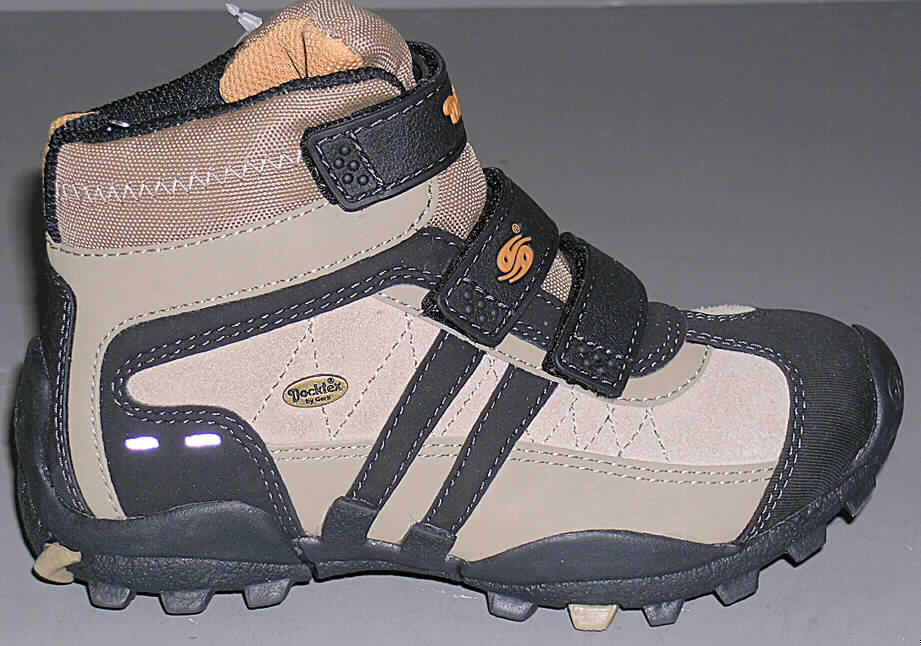 Freizeitschuhe für Kinder - siehe Foto, 
- mit Laufsohlen aus (lt. Antrag) Kunststoff, 
- mit Oberteil (geschlossenes Blatt) aus Kunststoff (Spinnststoff mit einer mit bloßem Auge
  wahrnehmbaren Außenschicht aus Kunststoff, den größten Teil der Außenfläche bildend),
  Kautschuck, Leder und Spinnstoff,
- mit Verstärkungsteilen aus Kunststoff,
- mit drei Klettverschlüssen,
- ohne Metallschutz in der Vorderkappe, 
- den Knöchel bedeckend