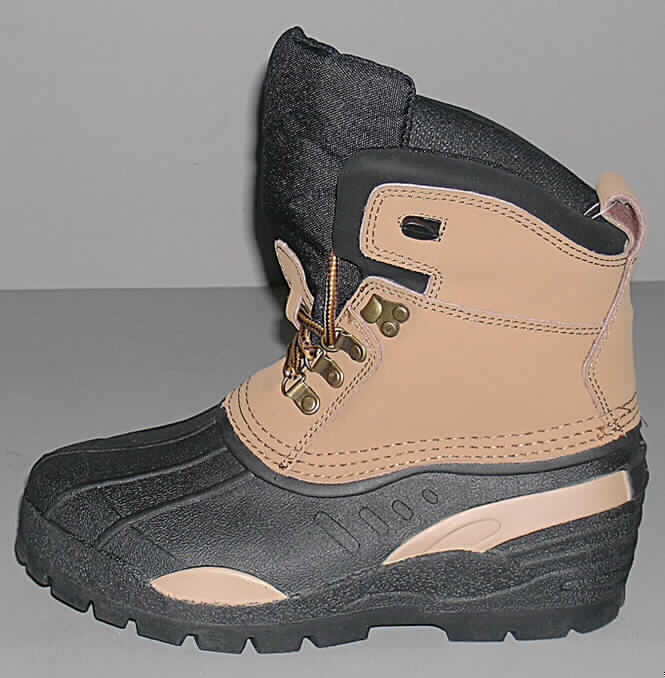 Stiefel, laut Antrag "Outdoor Anglerboots - Art.-Nr. 104793", - siehe Foto -
- für nicht sportliche Freizeitaktivitäten geeignet,
- mit Laufsohlen aus Kautschuk (laut Antrag),
- mit Oberteil aus Kautschuk (den größten Teil der Außenfläche bildend), Kunststoff
  (Spinnstofferzeugnis mit einer mit bloßem Auge wahrnehmbaren Außenschicht aus
  Kunststoff) und Leder,
- mit Schnürverschluss (5 Ösenpaare),
- ohne Metallschutz in der Vorderkappe,
- den Knöchel bedeckend.