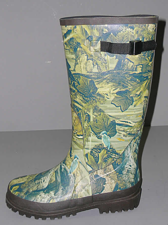 Wasserdichte Stiefel, laut Antrag "Tarn Anglerstiefel, Art.-Nr. 104734" - siehe Foto -
- mit Laufsohlen aus Kautschuk (laut Antrag),
- mit Oberteil aus Kautschuk (laut Antrag); weder das Oberteil mit der Laufsohle noch
  das Oberteil selbst sind durch Nähen, Nieten, Nageln, Schrauben, Stecken oder ähnliche
  Verfahren zusammengefügt,
- mit am oberen Stiefelrand angebrachten Verengungsbändern aus Spinnstoffen mit 
  Clip-Verschluss,
- ohne Metallschutz in der Vorderkappe,
- den Knöchel, jedoch nicht das Knie bedeckend.