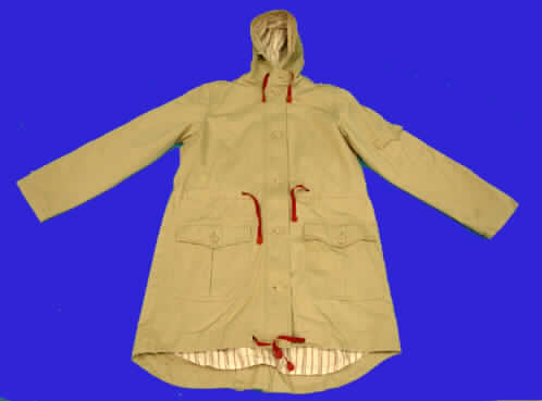 Parka für Frauen, sog. Da. Jacke, Größe 38, siehe beigefügtes Foto,
- aus 0,6 mm dicken, dichten, einfarbigen Geweben aus lt. Antrag 100% Baumwolle,
- vollständig gefüttert,
- mit einem Stückgewicht von mehr als 1 kg,
- über die Mitte der Oberschenkel hinausreichend, aber nicht die Knie bedeckend 
  (Rückenlänge: 97 cm),
- mit Kapuze mit Kordelzug,
- vorn mit einer durchgehenden Öffnung mit Reißverschluss und Patte mit Knopfverschluss
  von rechts über links (Frauenkleidung),
- mit langen Ärmeln, an den Ärmelenden mit geknöpften Riegeln,
- in der Taille durch einen kontrastfarbenen Kordelzug verengt,
- mit einer aufgesetzten Tasche mit Patte auf dem linken Ärmel und mit zwei aufgesetzten
  Taschen mit Patte und Knopfverschluss unterhalb der Taille,
- am unteren Rand mit einem verengenden, kontrastfarbenen Tunnelzug,
- wird über jeder anderen Kleidung getragen und bietet Schutz gegen Kälte, Wind und 
  Regen (somit u.a. keine Jacke der Position 6204),
- erfüllt die Begriffsbestimmung für einen Parka.