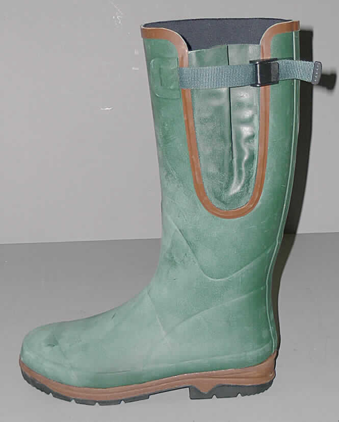 Wasserdichte Stiefel, laut Antrag "Anglerstiefel, Art.-Nr. 104792" - siehe Foto -
- mit Laufsohlen aus Kautschuk (laut Antrag),
- mit Oberteil aus Kautschuk (laut Antrag); weder das Oberteil mit der Laufsohle noch
  das Oberteil selbst sind durch Nähen, Nieten, Nageln, Schrauben, Stecken oder ähnliche
  Verfahren zusammengefügt,
- mit am oberen Stiefelrand angebrachten Verengungsbändern aus Spinnstoffen mit 
  Clip-Verschluss,
- ohne Metallschutz in der Vorderkappe,
- den Knöchel, jedoch nicht das Knie bedeckend.