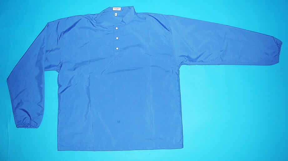 Hemd für Männer, sog. Reinraumzwischenbekleidung, Größe S, siehe Foto,
- aus 0,2 mm dicken, dichten einfarbigen Geweben aus lt. Antrag 100 % Polyester 
  (synthetische Chemiefasern),
- über die Taille reichend (Rückenlänge: 64 cm); mit einem Stehkragen,
- vorn bis zur Brustmitte mit einer Öffnung, die durch einen Druckknopfverschluss von links
  über rechts zu schließen ist (Männerkleidung),
- mit langen Ärmeln, an den Ärmelenden durch elastische Bänder verengt,
- am unteren, geraden Rand durch Umschlagen und Festnähen gesäumt,
- keine Einreihung als Arbeitskleidung, u.a. weil bei Pos. 6205 keine Unterposition für 
  Arbeits- und Berufskleidung vorgesehen ist.