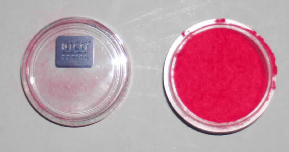 Scherstaub, sog. Samt-Puder im Döschen, siehe Foto
- in Form von geschnittenen Spinnstofffasern (laut Untersuchungsergebnis Polyamid), 
- laut Untersuchungsergebnis mit einer Faserlänge von ca. 1 bis 2 mm,
- in einem klarsichtigen Kunststoffdöschen aufgemacht.