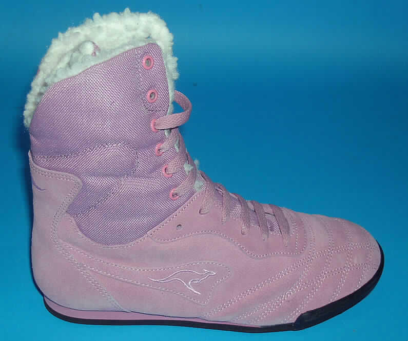 Freizeitschuhe (lt. Antrag: "Mambo-Ted"; siehe Foto)
- mit Laufsohlen aus Kautschuk,
- mit Oberteil aus Leder und Spinnstoff; auf das Oberteil sind an mehreren Stellen 
  Stücke aus Leder als Verstärkungsteile aufgesetzt,
- mit Schnürsenkelverschluss,
- ohne Metallschutz in der Vorderkappe,
- den Knöchel, jedoch nicht die Wade bedeckend (nicht über die dickste Stelle der 
  Wade hinausreichend),
- mit einer Länge der Innensohle von mehr als 24 cm,
- nicht als Männer- oder Frauenschuhe erkennbar,
- insbesondere aufgrund der Ausstattung (pelzfellartiger Besatz aus Wirkplüsch an 
  der Einschlüpföffnung, durch Umklappen innen und außen tragbar) nicht für 
  Sportzwecke hergerichtet