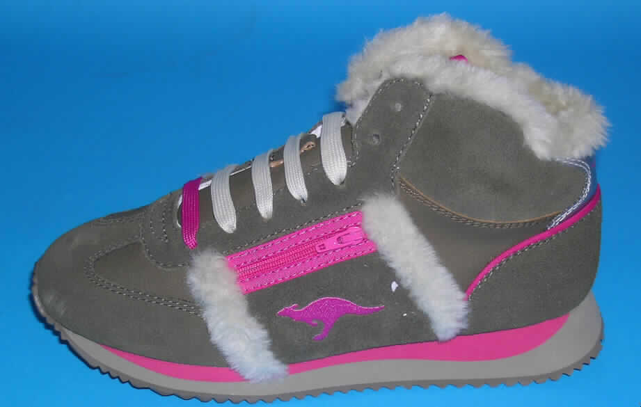 Freizeitschuhe (lt. Antrag: "Artikel Lotus-Fur-High"; siehe Foto)
- mit Laufsohlen aus Kautschuk,
- mit Oberteil aus Leder; auf das Oberteil sind an mehreren Stellen Stücke aus Spinnstoff 
  (Streifen aus Plüschgewirke), Kunststoff und Leder als Verstärkungsteile aufgesetzt,
- mit Schnürsenkelverschluss,
- ohne Metallschutz in der Vorderkappe,
- den Knöchel, jedoch nicht die Wade bedeckend,
- mit einer Länge der Innensohle von mehr als 24 cm,
- nicht als Männer- oder Frauenschuhe erkennbar,
- insbesondere aufgrund der Ausstattung (pelzfellartiger Besatz aus Wirkplüsch an 
  der Einschlüpföffnung und an den Seitenteilen, Reißverschlusstasche im 
  Seitenbereich, dicke Sohle) nicht für Sportzwecke hergerichtet