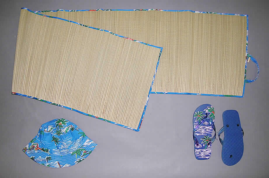"Strandset NF-1070-24C", siehe Foto
Bei der Ware handelt es sich um ein Set bestehend, aus einer Strandmatte, einem Hut und 
einem Paar Zehenstegsandalen, die gemeinsam in einer klarsichtigen Kunststofftasche für 
den Einzelverkauf aufgemacht sind. Da die Strandmatte, der Hut und die Zehenstegsandalen
nicht der Befriedigung eines speziellen Bedarfs dienen, sind sie voneinander getrennt einzureihen:
Matte
- in rechteckiger Form,
- mit den Abmessungen (flachliegend) von ca. 176 x 76 cm,
- aus pflanzlichen Flechtstoffen (aus parallel aneinandergefügten Halmen aus Stroh, die 
  nebeneinander gelegt und durch Haltefäden aus Spinnstoff in Flächenform verbunden sind),
- mit einer ca. 1 cm breiten Randeinfassung aus Spinnstoffgeweben versehen,
- am oberen Ende mit einem Zuschnitt (38 x 38 cm) aus bedruckten Spinnstoffgeweben und 
  zwei Spinnstoffschlaufen ausgestattet,
- aufgrund des Umfangs bestimmt der Anteil an pflanzlichen Flechtstoffen den Charakter der 
  Ware