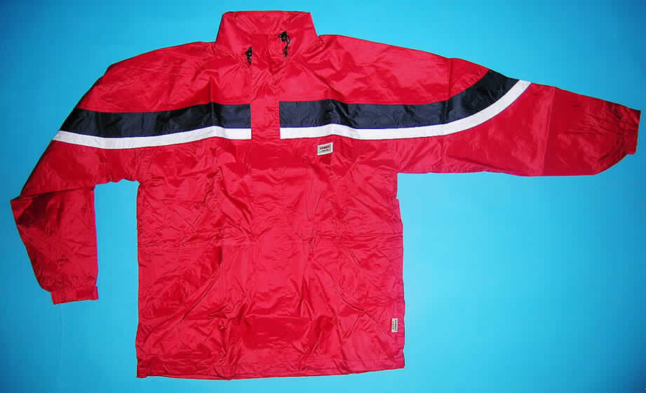Mantel aus Geweben der Pos. 5903, für Männer, sog. Herren Jacke  (Milky coating), 
No. 34-40103, Größe L, siehe Foto,
- aus verschiedenen 0,1 mm dicken, einfarbigen, einseitig (Innenseite) mit Kunststoff 
  (kein Zellkunststoff) überzogenen Geweben der Position 5903 aus lt. Antrag
  100% Polyester (synthetische Chemiefasern),
- über den halben Oberschenkel reichend (Rückenlänge: 94 cm), 
  kennzeichnet sich aufgrund der Länge als Mantel, damit keine Jacke;
  der untere Rand lässt sich ca. 14 cm nach oben umschlagen und innen mit Druckknöpfen
  befestigen, so dass das Kleidungsstück auch als Anorak getragen werden kann; 
- leicht gefüttert (somit u.a. kein Parka)
- mit einem Stehkragen, 
- mit ausrollbarer Kapuze, mit Tunnelzug,
- vorn mit einer durchgehenden Öffnung mit einem bis in die Kragenspitzen reichenden 
  Reißverschluss, mit einer von links auf rechts überlappenden Patte (Männerkleidung) 
  mit Klettverschluss,
- mit langen Ärmeln, mit verengenden Abschlüssen und einer Klettverschlusslasche,
- mit zwei eingesetzten Taschen unterhalb der Taille mit Patte und Klettverschluss, 
  zusätzlich mit Reißverschluss,
- im Rückenteil mit einem reflektierenden Streifen aus mit metallisierten Mikro- 
  kügelchen überzogenen Geweben der Position 5907,
- innen, in Taillenhöhe mit einem verengenden Tunnelzug,
- mit einem verengenden, unteren Rand.