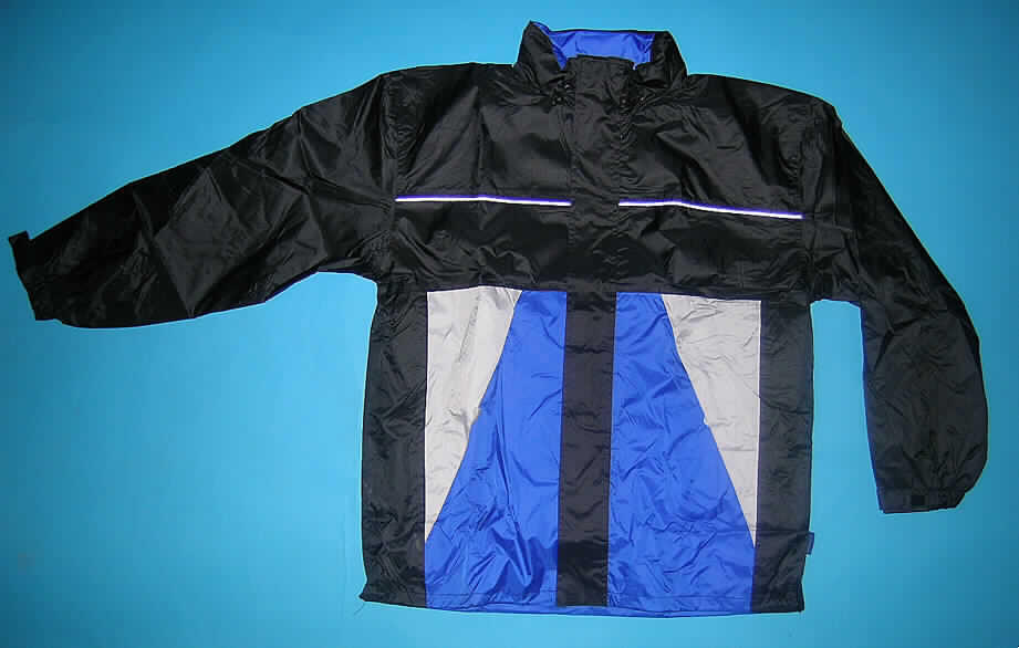 Mantel aus Geweben der Pos. 5903, für Männer, sog. Herren Jacke  (Milky coating), 
No. 34-40101, Größe XL, siehe Foto,
- aus verschiedenen 0,1 mm dicken, einfarbigen, einseitig (Innenseite) mit Kunststoff 
  (kein Zellkunststoff) überzogenen Geweben der Position 5903 aus lt. Antrag
  100% Polyester (synthetische Chemiefasern),
- über den halben Oberschenkel reichend (Rückenlänge: 96 cm), 
  kennzeichnet sich aufgrund der Länge als Mantel, damit keine Jacke;
  der untere Rand lässt sich ca. 15 cm nach oben umschlagen und innen mit Druckknöpfen
  befestigen, so dass das Kleidungsstück auch als Anorak getragen werden kann; 
- leicht gefüttert,
- mit einem Stehkragen, 
- mit ausrollbarer Kapuze, mit Tunnelzug,
- vorn mit einer durchgehenden Öffnung mit einem bis in die Kragenspitzen reichenden 
  Reißverschluss, mit einer von links auf rechts überlappenden Patte (Männerkleidung) 
  mit Klettverschluss,
- mit langen Ärmeln, mit verengenden Abschlüssen und einer Klettverschlusslasche,
- vorn mit zwei eingesetzten Taschen mit Patte und Reißverschluss in Taillehöhe,
- hinten mit einer eingesetzten Tasche unterhalb der Taille mit Patte und Klettverschluss,
- mit reflektierender Paspelierung,
- mit einem verengenden, unteren Rand.