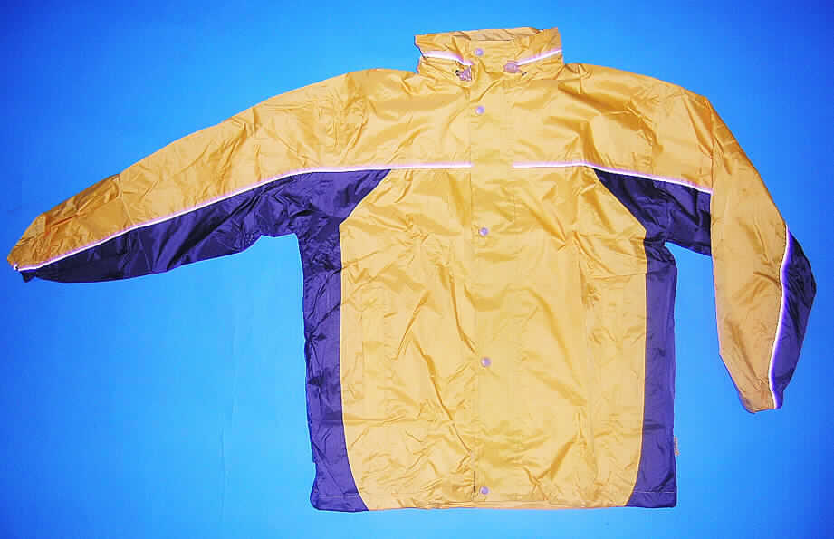 Mantel aus Geweben der Pos. 5903, für Männer, sog. Herren Jacke  (Milky coating), 
No. 34-40104A, Größe L, siehe Foto,
- aus verschiedenen 0,1 mm dicken, einfarbigen, einseitig (Innenseite) mit Kunststoff 
  (kein Zellkunststoff) überzogenen Geweben der Position 5903 aus lt. Antrag
  100% Polyester (synthetische Chemiefasern),
- über den halben Oberschenkel reichend (Rückenlänge: 94 cm), 
  kennzeichnet sich aufgrund der Länge als Mantel, damit keine Jacke;
  der untere Rand lässt sich ca. 14 cm nach oben umschlagen und innen mit Druckknöpfen
  befestigen, so dass das Kleidungsstück auch als Anorak getragen werden kann; 
- leicht gefüttert,
- mit einem Stehkragen, 
- mit ausrollbarer Kapuze, mit Tunnelzug,
- vorn mit einer durchgehenden Öffnung mit einem bis in die Kragenspitzen reichenden 
  Reißverschluss, mit einer von links auf rechts überlappenden Patte (Männerkleidung) 
  mit Druckknopfverschluss,
- mit langen Ärmeln, mit verengenden Abschlüssen und einer Klettverschlusslasche,
- mit zwei eingesetzten Taschen mit Patte und Reißverschluss unterhalb der Taille,
- mit reflektierender Paspelierung,
- mit einem verengenden, unteren Rand.
