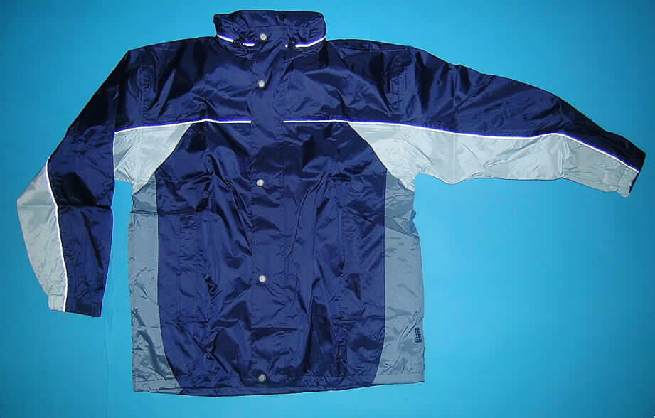 Mantel aus Geweben der Pos. 5903, für Männer, sog. Herren Jacke  (Milky coating), 
No. 34-40104B, Größe L, siehe Foto,
- aus verschiedenen 0,1 mm dicken, einfarbigen, einseitig (Innenseite) mit Kunststoff 
  (kein Zellkunststoff) überzogenen Geweben der Position 5903 aus lt. Antrag
  100% Polyester (synthetische Chemiefasern),
- über den halben Oberschenkel reichend (Rückenlänge: 94 cm), 
  kennzeichnet sich aufgrund der Länge als Mantel, damit keine Jacke;
  der untere Rand lässt sich ca. 14 cm nach oben umschlagen und innen mit Druckknöpfen
  befestigen, so dass das Kleidungsstück auch als Anorak getragen werden kann; 
- leicht gefüttert,
- mit einem Stehkragen, 
- mit ausrollbarer Kapuze, mit Tunnelzug,
- vorn mit einer durchgehenden Öffnung mit einem bis in die Kragenspitzen reichenden 
  Reißverschluss, mit einer von links auf rechts überlappenden Patte (Männerkleidung) 
  mit Druckknopfverschluss,
- mit langen Ärmeln, mit verengenden Abschlüssen und einer Klettverschlusslasche,
- mit zwei eingesetzten Taschen mit Patte und Reißverschluss unterhalb der Taille,
- mit reflektierender Paspelierung,
- mit einem verengenden, unteren Rand.