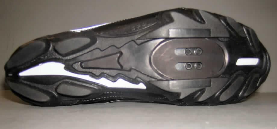 Sportschuhe (lt. Antrag: "MTB-Winterschuh", siehe Fotos)
- mit Laufsohlen aus (lt. ergänzenden Angaben) Kautschuk,
- mit Oberteil aus Leder (den größten Teil der Außenfläche bildend), Kunststoff 
  (Spinnstoff mit einer mit dem bloßen Auge wahrnehmbaren Außenschicht aus 
  Kunststoff) und Spinnstoff,
- auf das Oberteil sind an mehreren Stellen Stücke aus Leder und Kunststoff als 
  Verstärkungsteile aufgesetzt,
- mit drei Klettverschlüssen,
- zur Verwendung als Radsportschuh vorgesehen aufgrund
-- der steifen, nicht biegsamen Sohlenkonstruktion (lt. ergänzenden Angaben: 
   glasfaserverstärkte Nylonzwischensohle),
-- der in der Sohle eingelassenen Vorrichtung zum Anschrauben einer Schuhplatte
   (Pedalhaken) zum Festklemmen des Schuhs an das Fahrradpedal