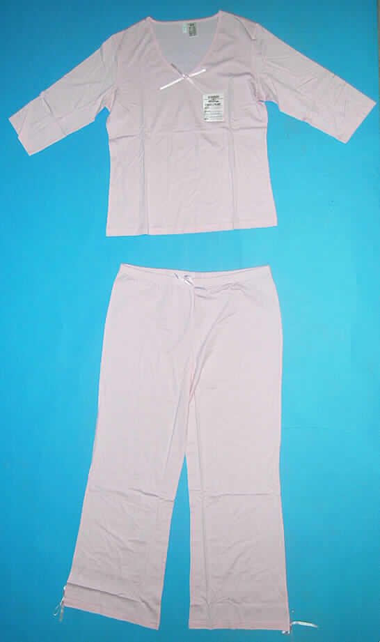 Schlafanzug, sog. Damen-Pyjama rosa, Größe 44/46, siehe Abbildungen,
- zweiteilig, Ober- und Unterteil gemeinsam für den Einzelverkauf aufgemacht,
- aus 0,5 mm dicken, einfarbigen (pastellfarben; hellrosa) Gewirken aus lt. Antrag 
  50% Baumwolle und 50% Modal (künstliche Chemiefaser), 
- nach Schnitt (weit), Material (lappig), Farbe (pastellfarben) und Ausstattung (Wäsche- 
  schleifchen) erkennbar dazu bestimmt, ausschließlich oder im Wesentlichen als 
  Nachtkleidung im Bett getragen zu werden,
- ohne Öffnung und ohne Verschluss; ohne Merkmale, die auf einen bestimmten Trägerkreis 
  (Männer oder Frauen) hinweisen (unisex),
- Oberteil:
-- über die Taille reichend (Rückenlänge: 66 cm),
-- mit einem leicht halsfernen, V-förmigen Ausschnitt mit einer Randeinfassung aus dem 
   gleichen Material; an der Ausschnittspitze mit einer aufgenähten Wäscheschleife aus 
   schmalen Bändern aus Satingeweben verziert,
-- mit 3/4- langen Ärmeln, an den Ärmelenden gesäumt,
-- am unteren Rand durch Umschlagen und Festnähen gesäumt,
- lange Hose: 
-- in der Taille abschließend, mit einem elastischen Taillenbund; ohne Öffnung und ohne 
   Verschluss; vorn mit einer aufgenähten Wäscheschleife aus schmalen Bändern aus 
   Satingeweben verziert,
-- mit knöchellangen, weiten Hosenbeinen; an den Beinabschlüssen durch Umschlagen und 
   Festnähen gesäumt und an den Seiten jeweils mit einer aufgenähten Wäscheschleife aus
   schmalen Bändern aus Satingeweben verziert.
