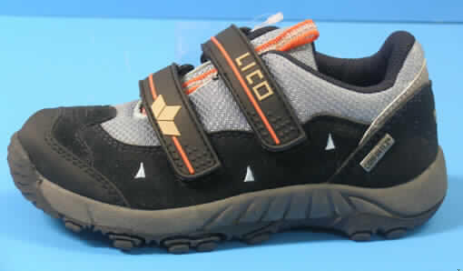 Trainingsschuhähnliche Schuhe für Kinder (lt. Antrag: "Art. Nico") - siehe Foto, 
- mit Laufsohlen aus (lt. Antrag) Kunststoff, 
- mit Oberteil (geschlossenes Blatt) aus Leder (den größten Teil der Außenfläche bildend), 
  Spinnstoff und Kunststoff (Spinnstoff mit einer mit bloßem Auge wahrnehmbaren
  Außenschicht aus Kunststoff),
- nicht mit Dornen, Krampen, Klammern, Stollen oder ähnlichen Vorrichtungen versehen 
  oder für deren Anbringung hergerichtet (= keine Sportschuhe), 
- mit zwei Klettverschlüssen ausgestattet,
- ohne Metallschutz in der Vorderkappe, 
- nicht den Knöchel bedeckend, 
- mit einer Länge der Innensohle von weniger als 24 cm, 
- nach Spezialtechniken hergestellt, mit einem cif-Preis je Paar von (lt. Antragsangaben)
  mehr als 7,50 Euro, mit mehrlagiger geformter, stoßdämpfende Eigenschaften aufweisender
  Sohle aus synthetischen Stoffen