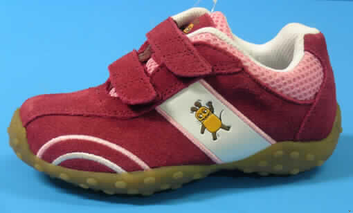 Trainingsschuhähnliche Schuhe für Kinder (lt. Antrag: "Art. Maus-Dolly V") - siehe Foto, 
- mit Laufsohlen aus (lt. Antrag) Kunststoff, 
- mit Oberteil (geschlossenes Blatt) aus Leder (den größten Teil der Außenfläche bildend) 
  und Spinnstoff,
- mit Verstärkungsteilen aus Kunststoff (Spinnstoff mit einer mit bloßem Auge
  wahrnehmbaren Außenschicht aus Kunststoff),
- nicht mit Dornen, Krampen, Klammern, Stollen oder ähnlichen Vorrichtungen versehen 
  oder für deren Anbringung hergerichtet (= keine Sportschuhe), 
- mit zwei Klettverschlüssen ausgestattet,
- ohne Schutz in der Vorderkappe, 
- nicht den Knöchel bedeckend, 
- mit einer Länge der Innensohle von weniger als 24 cm, 
- mit einem cif-Preis je Paar (lt. Antragsangaben) von weniger als 7,50 Euro