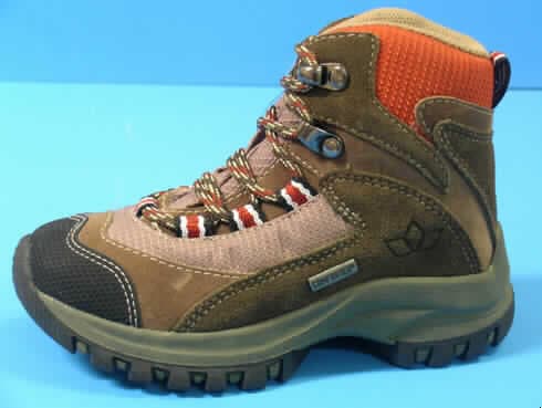 Freizeitschuhe/Wanderschuhe für Kinder (lt. Antrag: "Art. Chief") - siehe Foto,
- mit Laufsohlen aus Kunststoff (lt. Antrag),
- mit Oberteil (geschlossenes Blatt) aus Spinnstoff (den größten Teil der Außenfläche
  bildend), Leder und Kunststoff (Spinnstoff mit einer mit bloßem Auge wahrnehmbaren
  Außenschicht aus Kunststoff),
- mit Verstärkungsteilen aus Leder und Spinnstoff,
- mit Schnürsenkelverschluss und ein Paar Hakenösen,
- nach Form, Konzeption und Ausstattung (u.a. Hakenösen) nicht für 
  Sportzwecke geeignet