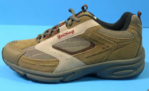 Trainingsschuhe (lt. Antrag "Nordic-Walking-Schuhe, Art. Dover") - siehe Foto,
- mit Laufsohlen aus (lt. Antrag) Kunststoff,
- mit Oberteil (geschlossenes Blatt) aus Spinnstoff, 
- mit großflächigen Verstärkungsteilen aus Leder, Spinnstoff und Kunststoff (Spinnstoff mit
  einer mit bloßem Auge wahrnehmbaren Außenschicht aus Kunststoff),
- mit Schnürsenkelverschluss,
- nicht mit Dornen, Krampen, Klammern, Stollen oder ähnlichen Vorrichtungen versehen oder 
  für deren Anbringung hergerichtet, 
- nach Spezialtechniken hergestellt, mit einem cif-Preis je Paar von (lt. Antragangaben) mehr 
  als 7,50 Euro, mit mehrlagiger geformter, stoßdämpfende Eigenschaften aufweisender
  Sohle aus synthetischen Stoffen