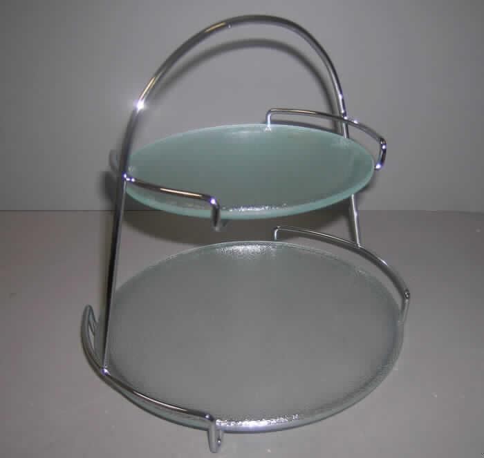 Glasware zur Verwendung bei Tisch oder in der Küche, sog. "Etagère, Glas/Chrom,
Artikel: 26272", siehe Foto, 
zusammengesetzte Ware, bestehend aus: 
- zwei Tellern/Platten (unterschiedlicher Größe), 
- - runde Teller aus augenscheinlich gewöhnlichem, klarsichtigem, mechanisch gefertigtem 
    Glas, 
--- kleiner, oberer Teller, mit einem Durchmesser von ca. 17,5 cm,
--- großer, unterer Teller mit einem Durchmesser von ca. 25 cm,
- einem Gestell aus unedlem Metall, in das die Teller eingelegt werden sollen, 
- das Glas der Teller bestimmt nach Umfang/Gewicht und insbesondere in Bezug auf die 
  Verwendung den Charakter der zusammengesetzten Ware, 
- Etagere mit einer Gesamthöhe von ca. 27 cm.