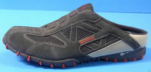 Freizeitschuhe, Sabot (lt. Antrag "Art. Indigo") - siehe Foto,
- mit Laufsohlen aus Kunststoff (lt. Antrag),
- mit Oberteil (geschlossenes Blatt) aus Spinnstoff (den größten Teil der Außenfläche
  bildend) und Leder,
- mit Verstärkungsteilen aus Leder und Spinnstoff,
- nach Form, Konzeption und Ausstattung (u.a. offener Fersenbereich) nicht für 
  Sportzwecke geeignet