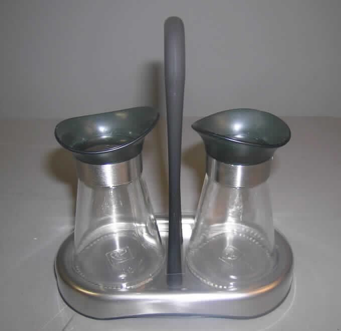Warenzusammenstellung, bestehend aus einer Glasware zur Verwendung bei Tisch oder in der Küche und einem Haushaltsartikel (Metallständer) aus unedlem Metall, sog.
"Salz-/Pfeffer-Streuer-Set, 3tlg., Modern Design, Artikel: 19854", siehe Foto,
in Aufmachung für den Einzelverkauf, zur Befriedigung eines speziellen Bedarfs
zusammengestellt, bestehend aus 
- einer Glasware zur Verwendung bei Tisch oder in der Küche, in Form einer zusammenge- 
  setzten Ware, bestehend aus zwei charakterbestimmenden Glasbehältnissen
  (gewöhnliches Glas, mechanisch gefertigt) mit Verschlussdeckeln aus unedlem Metall 
  und Kunststoff (Salz- und Pfefferbehältnis: ca. 8 cm hoch, Durchmesser: ca. 2,5 cm),
- einem Metallständer aus verchromtem, gebürstetem nichtrostendem Stahl mit Boden und
  Griff aus Kunststoff zur Aufbewahrung von Salz- und Pfefferstreuer, 
- die Glasware zur Verwendung bei Tisch oder in der Küche bestimmt insbesondere im Hin- 
  blick auf ihre Bedeutung und in Bezug auf die Verwendung den Charakter der Waren- 
  zusammenstellung.