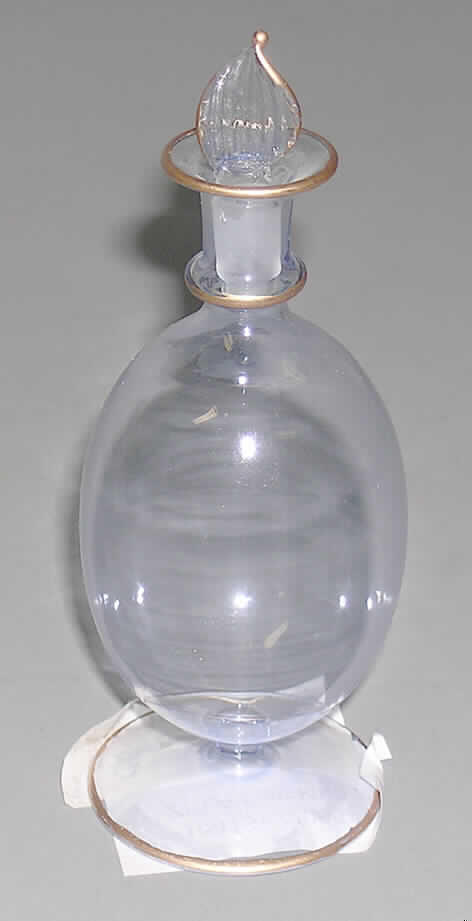 Flakon für Parfum, aus Glas, siehe Foto,
- in Form einer ca. 12 cm hohen, bauchigen Flasche mit runder Standfläche,
- mit Glasstopfen,
- an den Rändern mit goldener Farbe versehen,
- augenscheinlich aus gewöhnlichem Glas, 
- mit einem Nenninhalt von weniger als 2,5 Liter,
- für Parfüm, 
- hellblau gefärbt.