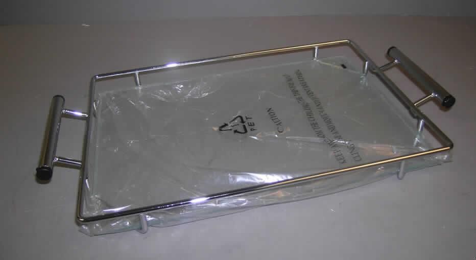 Glasware zur Verwendung bei Tisch oder in der Küche, sog. "Serviertablett, Glas/Chrom,
Artikel: 26271", siehe Foto, 
zusammengesetzte Ware, bestehend aus: 
- einer rechteckigen Platte, 
- - aus augenscheinlich gewöhnlichem, geriffeltem, mechanisch gefertigtem Glas, 
- - mit den Abmessungen von ca. 20 x 30 cm,
- einem Gestell aus unedlem Metall mit zwei Tragegriffen, in das die Platte eingelegt wird, 
- - mit den Abmessungen von ca. 37 x 20 x 3 cm,
- das Glas der Platte bestimmt nach Umfang/Gewicht und insbesondere in Bezug auf die 
  Verwendung den Charakter der zusammengesetzten Ware.