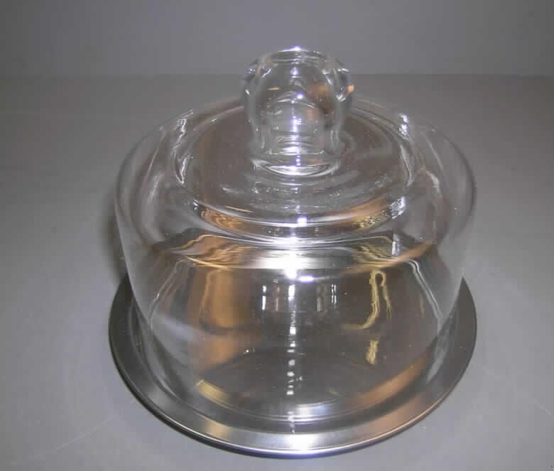 Warenzusammenstellung, bestehend aus einer Glasware zur Verwendung bei Tisch oder 
in der Küche und einem Haushaltsartikel (Metallteller) aus
unedlem Metall, sog. "Käse-/Butterglocke, Glas/Edelstahl, Artikel: 26275", siehe Foto,
in Aufmachung für den Einzelverkauf, zur Befriedigung eines speziellen Bedarfs
zusammengestellt, bestehend aus 
- einer Glasware zur Verwendung bei Tisch oder in der Küche (Käseglocke), in Form einer
  zylindrigen Glocke mit Griff,
- -  mit einer Höhe von (ohne Griff) ca. 9 cm und einem Durchmesser von ca. 13,5 cm,
- einem passgenauen Metallteller aus nichtrostendem Stahl zum Aufsetzen der Käseglocke, 
- die Glasware zur Verwendung bei Tisch oder in der Küche bestimmt insbesondere im Hin- 
  blick auf ihre Bedeutung in Bezug auf die Verwendung den Charakter der Waren- 
  zusammenstellung,
- verpackt in einem handelsüblichen Karton.