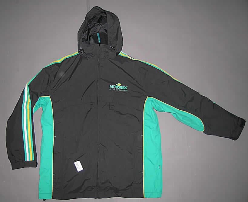 Zwei miteinander verbundene Kleidungsstücke, bestehend aus einem Blouson aus Geweben 
der Position 5903 und einem Wendekleidungsstück aus Gewirken und Geweben (Innenteil),
sog. Textilie, Größe L, siehe Abbildung;
- für den Einzelverkauf aufgemacht; die beiden Kleidungsstücke sind durch Reißverschlüsse 
  und Druckknopflaschen miteinander verbunden, aber auch separat tragbar,
- Blouson aus Geweben der Position 5903:
-- aus verschiedenen 0,2 mm dicken, einfarbigen, einseitig (Innenseite) mit Kunststoff 
   (Polyurethan / kein Zellkunststoff) bestrichenen Geweben der Position 5903 aus lt.
   ergänzenden Antragsangaben 100% Polyamid (sog. milky coating),
-- durchgehend gefüttert,
-- über die Taille reichend (Rückenlänge: 75 cm),
-- mit einem Stehkragen, in den eine Kapuze integriert ist, 
-- vorn mit einer durchgehenden Öffnung mit einem bis in die Kragenspitzen reichenden
   Reißverschluss, ohne Überlappung; ohne Merkmale, die auf einen bestimmten Trägerkreis 
   (Männer oder Frauen) hinweisen (unisex),
-- im Vorder- und Rückenteil mit kontrastfarbenen Paspeln,
-- vorn seitlich mit eingesetzten Taschen mit Reißverschluss,
-- mit langen Ärmeln, die über den unteren Rand des Kleidungsstücks hinausreichen, mit ver-
   engenden, elastischen Abschlüssen, mit Klettverschlussriegel; auf den Ärmeln mit aufge-
   setzten, kontrastfarbenen Streifen,
-- am unteren Rand mit einem verengenden, elastischen Tunnelzug.