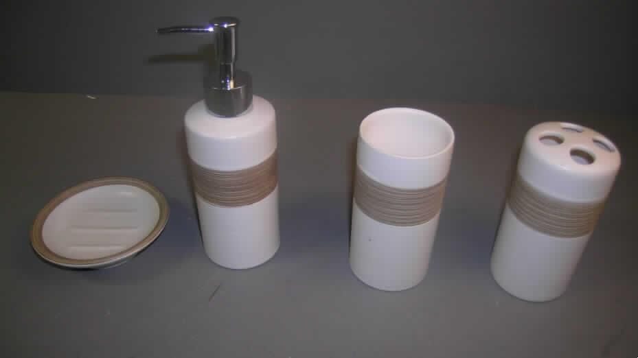Toilettengegenstände, sog. "Bad-Accessoires-Set, 4tlg., 18260", siehe Foto,
- Warenzusammenstellung in Aufmachung für den Einzelverkauf zur Befriedigung eines
  Bedarfs (Körperpflege),
- bestehend aus:
- keramischen Erzeugnissen in einheitlichem Design, 
-- nach der Formgebung gebrannt, tonmineralhaltiges Material enthaltend,
-- nach augenscheinlicher Untersuchung handelt es sich um Steingut (hellcremefarbener, 
   homogener Scherben, an der Zunge haftend, ritzbar),
--- einem Zahnputzbecher (Höhe ca. 12,5 cm, Durchmesser ca. 6 cm),
--- einem oben geschlossenen Becher mit vier runden Aussparungen zum Einstecken
    von Zahnbürsten (Höhe ca. 13 cm, Durchmesser ca. 6 cm),
--- einer runden Schale zum Ablegen der Seife (Durchmesser ca. 11 cm), 
- einem mechanischen Mengendosierapparat zur Ausgabe von Flüssigseifen
  (Seifenspender) mit einer abschraubbaren durch Fingerdruck zu betätigenden 
  Kolbenpumpe, Korpus aus Keramik, Höhe (ohne Pumpe) ca. 13 cm,
- nach Umfang/Menge/Gewicht und insbesondere in Bezug auf die Verwendung 
  bestimmen die keramischen Erzeugnisse (Becher und Schale) gegenüber dem
  Mengendosierapparat den Charakter der Warenzusammenstellung.
