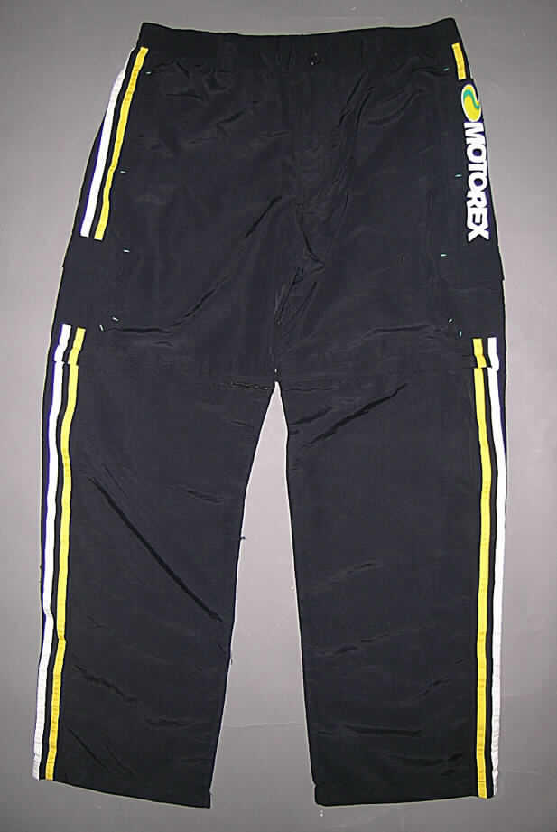 Lange Hose für Männer, sog. Textilie, Größe L, siehe Abbildung;
- aus 0,4 mm dicken, einfarbigen Geweben aus laut ergänzenden Antragsangaben
  100% Polyamid (synthetische Chemiefasern),
- in der Taille abschließend, mit einem angesetzten Taillenbund, der seitlich elastisch
  gearbeitet ist,
- vorn mit einer Öffnung mit Reißverschluss mit Patte und Knopfverschluss von links
  auf rechts (Männerkleidung),
- vorn mit eingesetzten, offenen Eingriffstaschen sowie hinten mit zwei aufgesetzten
  Gesäßtaschen mit Patte mit Klettverschluss,
- an den Seiten mit aufgenähten, kontrastfarbenen Streifen bzw. mit einem Firmen-
  namen bedruckt sowie mit aufgesetzten Taschen mit Patten,
- mit knöchellangen Hosenbeinen, die in Oberschenkelhöhe durch einen Reißverschluss
  abgetrennt werden können; somit kann die Hose auch als kurze Hose getragen werden,
- ungefüttert,
- an den Beinabschlüssen gesäumt.