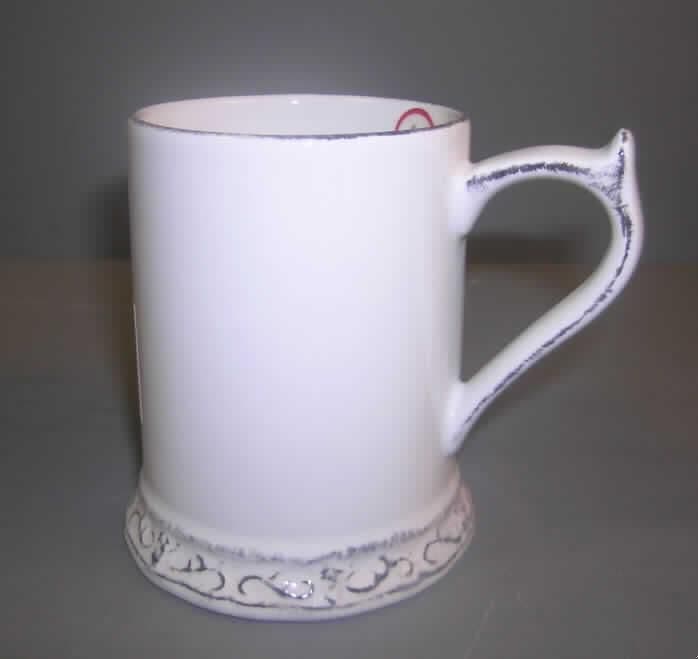 Keramisches Geschirr, sog. "Kaffeebecher Nostalgie, Artikel: 26602", siehe Foto, 
- weiße, glasierte, becherartige Tasse mit Henkel, 
- mit einer Höhe von ca. 11 cm und einem Durchmesser (oben) von ca. 7,5 cm, 
- am unteren Rand ornamentartig gestaltet,
- keramisches Erzeugnis, nach der Formgebung gebrannt, tonmineralhaltiges Material 
  enthaltend, 
- nach dem Ergebnis der augenscheinlichen Untersuchung handelt es sich um Steingut 
  (cremefarbener Scherben, feinkörniges, gleichmäßiges Gefüge, inhomogene Be- 
  standteile nicht mit dem bloßen Auge erkennbar, matte Bruchfläche, nicht durchscheinend, 
  nicht nachklingend, ritzbar, haftet an der Zunge).