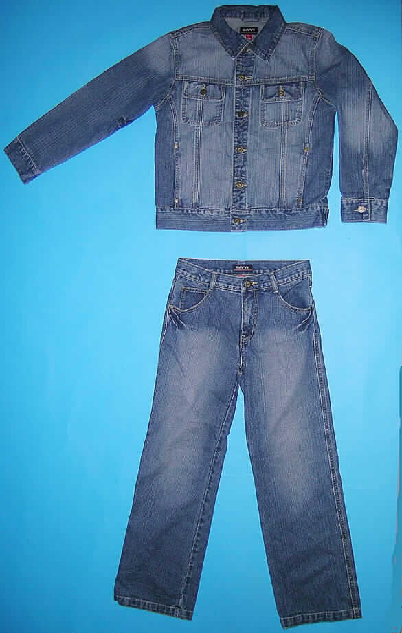 Kombination für Knaben (Blouson und lange Hose), sog. Jungenkombination SWAN (Art. 227591 + 227592), Größe 152, siehe Fotos,
- gemeinsam in einem Polybeutel für den Einzelverkauf aufgemacht,
- aus 0,9 mm dicken, buntgewebten, sandgestrahlten Geweben (sog. "used look") aus lt.  
  Textiletikett 100% Baumwolle,
- vollständig aus ein und demselben Flächenerzeugnis hergestellt und gleich in Struktur, 
  Stil, stofflicher Zusammensetzung, Farbe und Größe; in der Armbeuge des Blousons und 
  an den Tascheneingriffen der Hose mit einem Falteneffekt durch Belassen der ursprüng- 
  lichen Farbe (kein Aufdruck),
- Blouson:
  über die Taille reichend (Rückenlänge: 58 cm); mit einem Umlegekragen; vorn durchgehend
  von links über rechts geknöpft (Knabenkleidung); mit langen Ärmeln, die über den unteren 
  Rand des Kleidungsstücks hinausreichen, mit manschettenartigen Abschlüssen; mit zwei
  aufgesetzten Brusttaschen und zwei eingesetzten Taschen unterhalb der Taille; ungefüttert;
  am unteren Rand mit einem angesetzten Bund, an den Seiten durch zwei knöpfbare Riegel 
  zu verengen,
- lange Hose:
  in der Taille abschließend, mit einem 4 cm breiten Bund mit Gürtelschlaufen; vorn mit einer 
  Öffnung mit Reißverschluss und Knopfverschluss im Bund von links über rechts (Knaben-
  kleidung); vorn mit zwei Eingrifftaschen und einer zusätzlichen kleinen Innentasche sowie 
  mit zwei aufgesetzten Gesäßtaschen; mit knöchellangen Hosenbeinen; an den Beinab- 
  schlüssen durch Umschlagen und Festnähen gesäumt.