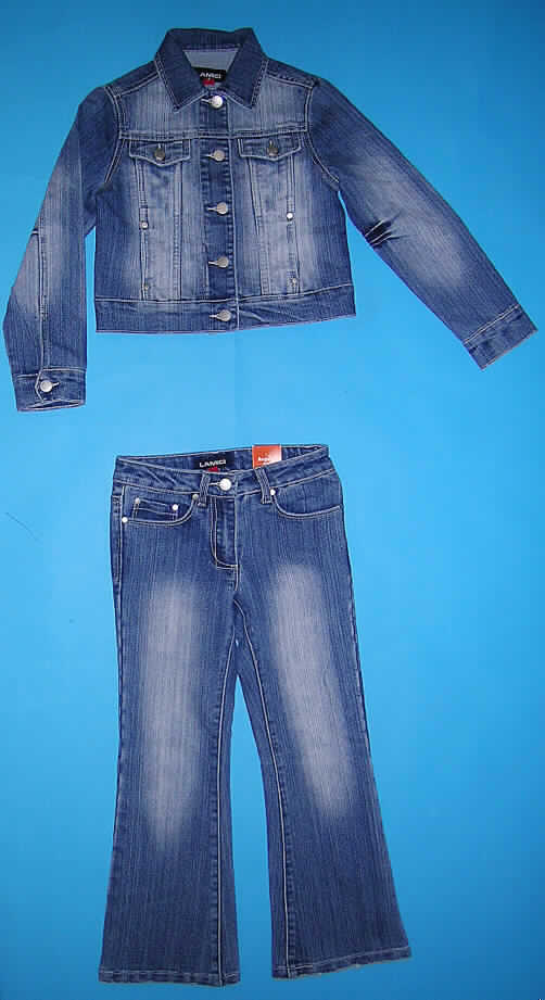 Kostüm (Hosenanzug) für Mädchen (Jacke und lange Hose), sog. Mädchenkombination SWAN (Art. 227588 + 227589), Größe 128, siehe Fotos,
- aus 0,9 mm dicken, buntgewebten, sandgestrahlten Geweben (sog. "used look") aus lt.  
  Textiletikett 65% Baumwolle, 34% Polyester und 1% Elasthan (beides Chemiefasern),
- vollständig aus ein und demselben Flächenerzeugnis hergestellt und gleich in Struktur, 
  Stil, stofflicher Zusammensetzung, Farbe und Größe; in der Armbeuge der Jacke und an
  der Rückseite der Hose in Höhe der Kniekehlen mit einem Falteneffekt durch Belassen der 
  ursprünglichen Farbe (kein Aufdruck),
- keine Kombination, da die Definition für Kostüme erfüllt ist,   
- Jacke: 
  über die Taille reichend (Rückenlänge: 42 cm); mit einem Umlegekragen; vorn durchgehend
  von rechts über links geknöpft (Mädchenkleidung); in sieben Längsbahnen gearbeitet; mit 
  langen Ärmeln mit manschettenartigen Abschlüssen; mit zwei aufgesetzten Brusttaschen 
  und zwei eingesetzten Taschen unterhalb der Taille; ungefüttert; am unteren Rand mit 
  einem angesetzten Bund; an den Seiten mit zwei Zierriegeln, die nicht verengend wirken, 
- lange Hose:
  in der Taille abschließend, mit einem 3,5 cm breiten Bund mit Gürtelschlaufen; vorn mit 
  einer Öffnung mit Reißverschluss und Knopfverschluss im Bund von rechts über links
  (Mädchenkleidung); vorn mit zwei Eingrifftaschen und einer zusätzlichen kleinen Innen- 
  tasche sowie mit zwei aufgesetzten Gesäßtaschen; mit knöchellangen Hosenbeinen; an 
  den Beinabschlüssen durch Umschlagen und Festnähen gesäumt.