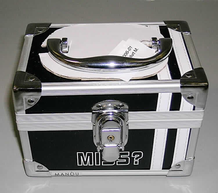 Kosmetikkofferähnliches Behältnis, sog. Beauty Case PVC "Miss?", Art. 84253, siehe Foto, 
- mit einer Außenseite aus Kunststofffolien mit einer Unterlage aus Spinnstoffen,
-- auf einer Unterkonstruktion aus entsprechend zugeschnittenen Holzfaserplatten aufgeklebt,
- mit einem Rahmen aus augenscheinlich Aluminium,
- mit Eckverstärkungen aus unedlem Metall,
- mit einem Handtragegriff aus Kunststoff auf dem Deckel,
- mit einem abschließbaren Bügelschloss, 
- mit einem aufklappbaren Deckel,
- an der Innenseite des Deckels mit einem Spiegel ausgestattet,
- innen mit Schaumkunststoff ausgekleidet, ansonsten ohne Unterteilung,
- mit einer Größe von ca. 17,5 x 12 x 12 cm.