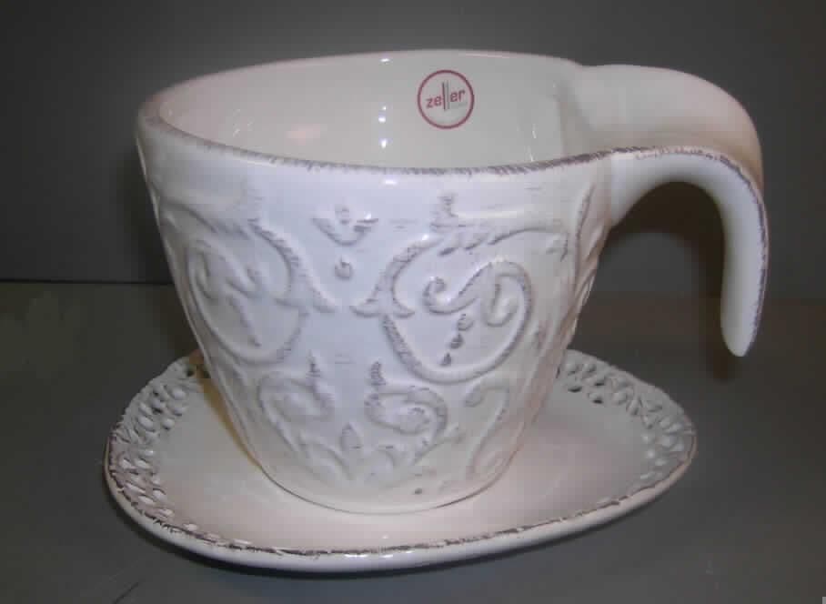 Pflanztopf, sog. "Pflanztasse, Nostalgie, Artikel: 26618", siehe Foto, 
- glasierter, mit ornamentartig erhabenen Verzierungen versehener Pflanztopf in Form 
  einer überdimensionalen Tasse mit Henkel, 
- - mit einer Höhe von ca. 14 cm und einem oberen Durchmesser von ca. 16 cm, 
- - mit einem Loch im Boden, 
- mit einem auf die Tasse in Design- und Farbgestaltung abgestimmten Unterteller, 
- - mit einer Höhe von ca. 3 cm und einem oberen Durchmesser von ca. 21 cm, 
- - zum Auffangen des überschüssigen Gießwassers, 
- keramisches Erzeugnis, nach der Formgebung gebrannt, tonmineralhaltiges Material 
  enthaltend, 
- nach augenscheinlicher Untersuchung handelt es sich um Steingut (hellcremefarbener  
  Scherben, feinkörniges, gleichmäßiges Gefüge, inhomogene Bestandteile mit dem bloßen 
  Auge nicht wahrnehmbar, matte Bruchfläche, nicht lichtdurchlässig, nicht nachklingend, 
  ritzbar, haftet an der Zunge), 
- das Loch im Boden bestimmt den Gebrauchswert der Ware als Behälter für Pflanzen, 
  somit kein keramischer Ziergegenstand im Sinne der Position 6913.