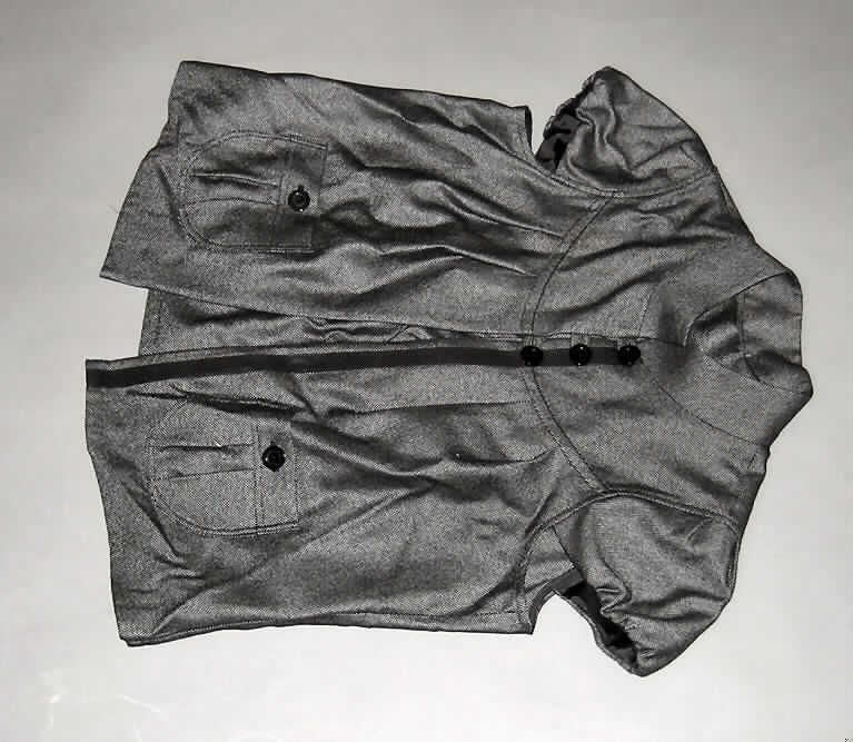 Jacke für Frauen, sog. Leichtjacke 1/2 Ärmel, Modell 295.381, Größe 38, siehe Foto,
- aus 0,8 mm dicken, buntgewebten Geweben aus lt. Antrag 42 % Wolle, 40 % Viskose (künstliche 
  Chemiefasern) und 18 % Polyamid (synthetische Chemiefasern),
- ungefüttert,
- über die Taille reichend (Rückenlänge: 57 cm),
- mit einem Stehkragen, 
- vorn mit einer durchgehenden Öffnung, die in Brusthöhe mit drei Knöpfen von rechts auf links 
  geschlossen wird (Frauenkleidung), 
- mit sehr kurzen Ärmeln (sog. überschnittene Schulter), mit elastisch verengten Ärmelabschlüssen, 
  somit keine Weste der Position 6211,
- mit Schultersattel,
- mit zwei aufgesetzten Taschen unterhalb der Taille, mit Knopfverschluss, u. a. damit keine
  Ware der Position 6206,
- am unteren Rand durch Umschlagen und Festnähen gesäumt,
- wird insbesondere aufgrund der Ausstattung (u.a. ohne Futter)  nicht als äußerstes Kleidungs-
  stück über jeder anderen Kleidung und zum Schutz gegen das Wetter getragen (u.a. auch 
  deshalb keine Windjacke o. ä. Kleidung der Position 6202).