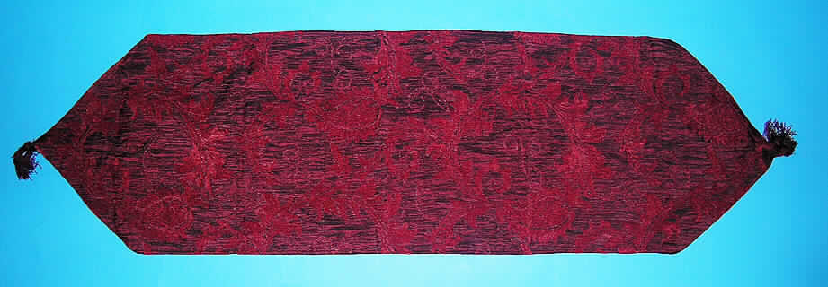Ware zur Innenausstattung, sog. Läufer Brokat, siehe Foto,
- aus 1,6  mm dicken, musterbildend gewebten Chenillegeweben aus lt. Etikett 55% Rayon
  (künstliche Chemiefasern) und 45% Polyester (synthetische Chemiefasern),
- rechteckig, in den Abmessungen: 140 cm x 40 cm,
- an den Schmalseiten spitz zulaufend und mit angenähten Troddeln verziert,
- an den Rändern durch Umschlagen und Festnähen gesäumt (somit konfektioniert),
- aufgrund der ornamentalen Musterung und des samtartigen Gewebes überwiegt der Zier-
  charakter, die Ware dient eher dekorativen Zwecken und stellt sich als Zierdecke dar 
  (somit keine Tischwäsche der Position 6302).
