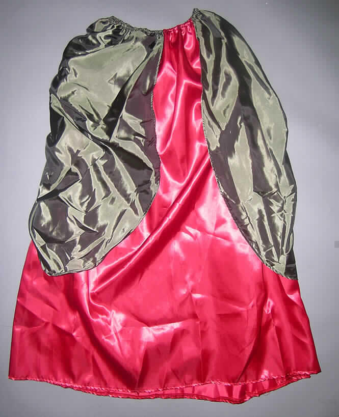 Vierteilige Zusammenstellung, bestehend aus einer Bluse, einem Rock, einem Schleier (Bekleidungszubehör) und einem Bindegürtel (Bekleidungszubehör), sog. Renaissance Lady (Art. 86106), Größe M, siehe Fotos,
- gemeinsam für den Einzelverkauf aufgemacht und zur Befriedigung eines speziellen Bedarfs
  zusammengestellt,
- gehört als Maskenkostüm aus Spinnstoffen nicht zum Warenkreis der Karnevalsartikel der 
  Position 9505,
- getrennte Einreihung aller Bestandteile, da Bluse und Rock auf Grund der unterschiedlichen 
  Flächenerzeugnisse keine Kombination bilden und daher nicht zusammen in eine Position 
  eingereiht werden können,
- alle Flächenerzeugnisse aus lt. Antrag 100% synthetischen Chemiefasern,
- Rock: 
-- aus verschiedenen, 0,2 mm dicken, einfarbigen, glänzenden Geweben,
-- in der Taille abschließend, mit einem schmalen, elastischen Band ausgestattet,
-- seitlich mit zwei in der Taille angenähten, 83 cm langen und bis zu 65 cm breiten, 
   flügelartigen, gerafften Zuschnitten, die lose aufliegen,
-- ohne Öffnung und ohne Verschluss,
-- bis zu den Knöcheln reichend (Länge: 103 cm),
-- am unteren Rand durch Umschlagen und Festnähen gesäumt.