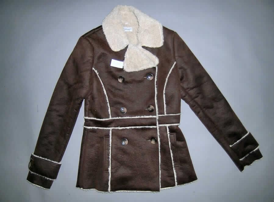Kurzmantel für Frauen, sog. Kunstlederjacke Damen, Order Nr.: 22-65373 (Style Nr.: 30-205-16CA), Größe 38,
siehe Foto,
- aus einem ca. 5,5 mm dicken, zweilagigen, durch Kleben miteinander verbundenen
  Flächenerzeugnis aus laut Antrag 100% Chemiefasern mit einer charakterbestimmenden
  Außenlage aus einseitig (Außenseite) musterbildend bedruckten Kettengewirken und einer
  Innenlage aus Plüschgewirken; beide Lagen sind durch Wirken hergestellt, damit keine
  Ware aus Leder und auch nicht aus künstlichen Pelzfellen (somit keine Kleidung der
  Position 4304),
- über den Schritt, aber nicht bis zur Mitte der Oberschenkel reichend (Rückenlänge: 73 cm),
  somit kein Mantel,
- ungefüttert,
- mit einem halsnahen Reverskragen, mit einer Außenseite aus Plüschgewirken,
- vorn mit einer durchgehenden Öffnung mit Knopfverschluss von rechts über links
  (Frauenkleidung),
- mit langen Ärmeln; an den Ärmelenden mit Riegeln und Zierknöpfen,
- im Rückenteil mit einem angeknöpften Riegel,
- mit zwei eingesetzten, offenen Taschen unterhalb der Taille,
- an den Nähten ist das Plüschgewirke der Innenseite sichtbar,
- am unteren Rand gesäumt,
- wird als äußerstes Kleidungsstück über jeder anderen Kleidung getragen und bietet 
  Schutz gegen das Wetter; erfüllt aufgrund der Länge in Verbindung mit dem Material die
  Voraussetzungen zur Einreihung als Kurzmantel (somit kein windjackenähnliches
  Kleidungsstück der Unterposition 6102 3090).
