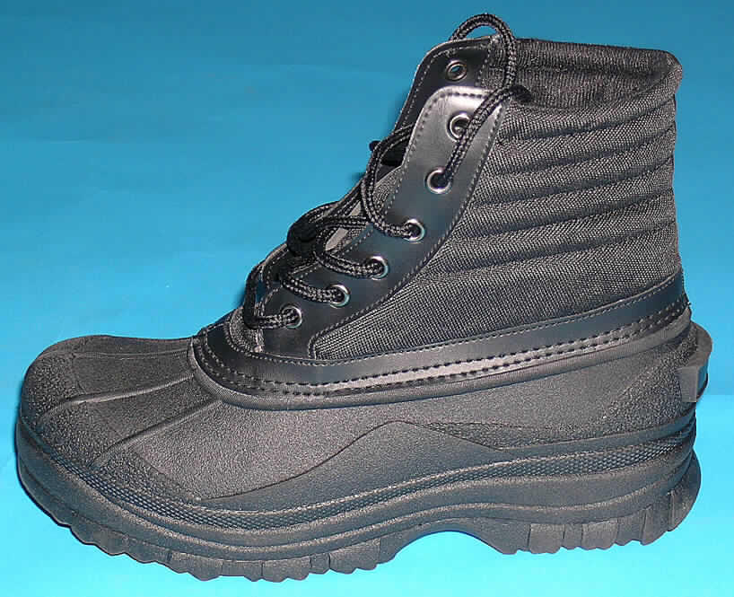 Freizeitschuhe, siehe Foto, 
- mit Laufsohlen aus Kunststoff (laut Antrag), 
- mit Oberteil (geschlossenes Blatt) aus Kunststoff (den größten Teil der Außenfläche 
  bildend) und Spinnstoff, 
- mit Verstärkungsteilen aus Kunststoff (Spinnstoff mit einer mit dem bloßen Auge wahr- 
  nehmbaren Außenschicht aus Kunststoff), 
- ohne Metallschutz in der Vorderkappe, 
- den Knöchel bedeckend, 
- mit Schnürsenkelverschluss ausgestattet.