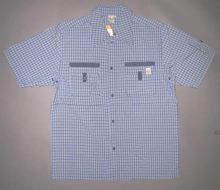Hemd für Männer, Artikel 6773 EVERGLADE, Größe S, siehe Foto,
- aus 0,3 mm dicken, buntgewebten Geweben aus laut Antrag 62 % Polyester und 38 %
  Polyamid (beides Chemiefasern),
- über den Schritt reichend (Rückenlänge: 72 cm),
- mit einem halsnahen Ausschnitt mit Umlegekragen,
- vorn mit einer durchgehenden Öffnung mit Knopfverschluss von links über rechts
  (Männerkleidung),
- mit kurzen Ärmeln, auf dem linken Ärmel mit einer aufgesetzten Tasche mit Patte,
- unter den Achseln mit je vier Belüftungsösen aus unedlen Metallen,
- mit zwei aufgesetzten Brusttaschen mit Knopfpatte,
- am unteren Rand durch Umschlagen und Festnähen gesäumt.