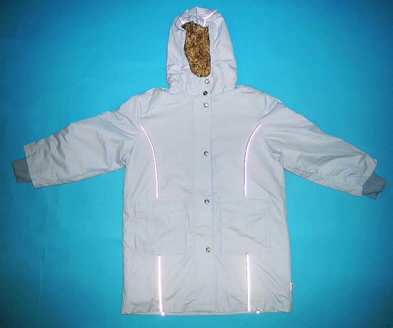 Mantel aus Geweben der Pos 5903, für Mädchen, sog. Parka, Art. 592-840, Größe 128/134, s. Abb.;
- aus 0,7 mm dicken, einfarbigen, einseitig (Innenseite) mit Kunststoff (kein Zellkunststoff /
  lt. Antrag PU/Polyurethan) bestrichenen Geweben der Pos 5903, somit kein Mantel der 
  Pos. 6202,
- über den halben Oberschenkel bis fast zu den Knien reichend (Rückenlänge 72 cm),
- mit einem Plüschgewirke gefüttert, 
- mit einer Kapuze,
- vorn mit einer durchgehenden Öffnung mit Reißverschluss, mit einer überlappenden Patte 
  mit Druckknöpfen von rechts über links (Mädchenkleidung), die bis in die Kapuze reicht,
- mit langen Ärmeln, mit Ärmelabschlüssen aus gerippten Gewirken,
- vorn mit zwei unterhalb der Taille aufgesetzten Taschen mit Patten,
- auf dem Vorderteil mit eingenähten reflektierenden Paspelstreifen,
- am unteren Rand gesäumt,
- wird als äußerstes Kleidungsstück über jeder anderen Kleidung getragen und bietet 
  einen Schutz gegen Kälte, Wind und Regen,
- kennzeichnet sich insbesondere aufgrund der Länge als Mantel.