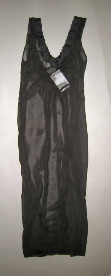 Nachthemd für Frauen, Order 303300, Größe S, siehe Foto
- aus 0,3 mm dicken, durchscheinenden, einfarbigen Geweben (Chiffon) aus lt. Antrag 
  100 % Polyester (synthetische Chemiefasern),
- mit ausgearbeiteten Büstenteilen, ohne Stützfunktion; anatomisch der weiblichen 
  Körperform angepasst, somit erkennbar Frauenkleidung,
- etwa bis zu den Knöcheln reichend  (Rückenlänge: 137 cm), u.a. somit  kein Unterkleid,
- vorn mit einem V-förmigen, halsfernen Ausschnitt, hinten mit einem V-förmigen, sehr
  tiefen Ausschnitt, die Ausschnitte sind mit aufgenähten Zuschnitten aus Gewirken
  (sog. Raschelspitze) verziert,
- ohne Öffnung und ohne Verschluss,
- mit etwa 6 cm breiten Schulterträgern,
- am unteren Rand durch Umschlagen und Festnähen gesäumt, 
- insbesondere nach der Länge, der Ausstattung und dem Schnitt erkennbar dazu bestimmt,
  ausschließlich oder hauptsächlich als Nachtkleidung im Bett getragen zu werden.