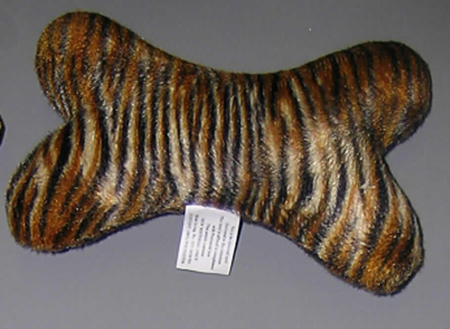 Andere konfektionierte Spinnstoffware, sog. Spielzeug im Design Tiger, siehe beigefügtes Foto,
- in Form eines ca. 19 cm langen und bis zu 11,5 cm breiten, stilisierten Knochens,
- bestehend aus buntgewirkten, zusammengenähten Zuschnitten aus Plüschgewirken 
  aus lt. Etikett 100 % Polyester (Chemiefasern), damit konfektioniert,
- mit Wattierungsstoff gefüllt,
- in der Mitte ist ein Quietschmechanismus aus Kunststoff eingearbeitet,
- die Gewirke bestimmen nach Umfang, dem Verwendungszweck und dem äußeren 
  Erscheinungsbild den Charakter der Ware,
- ist erkennbar als Spielzeug für Tiere und nicht zur Unterhaltung für Menschen bestimmt 
  (daher keine Ware der Position 9503).