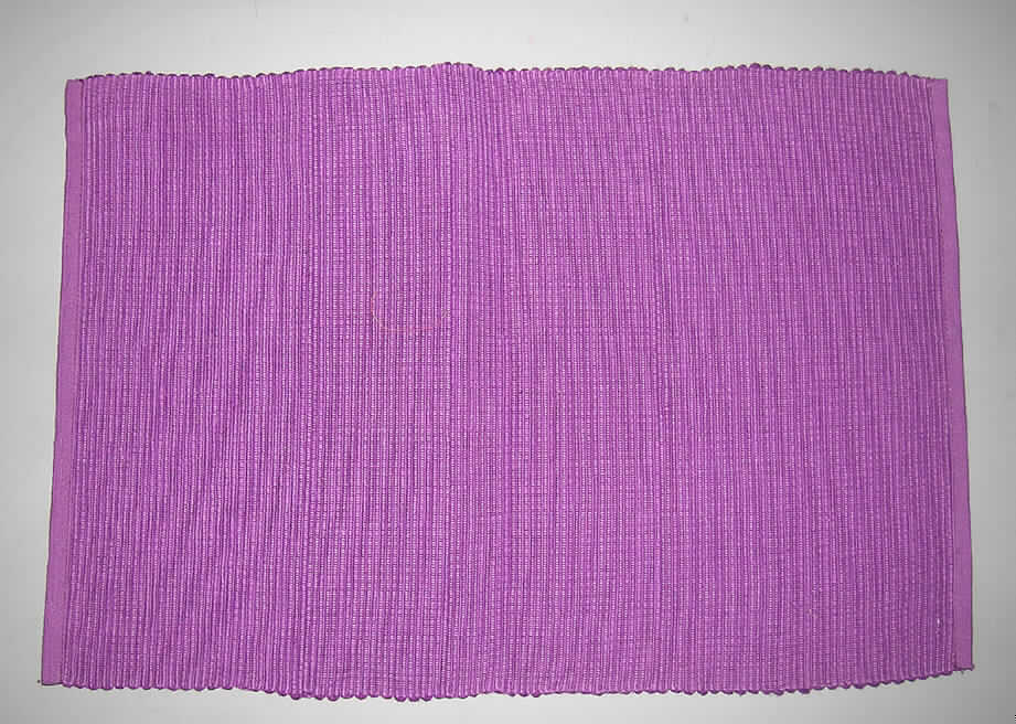 Tischwäsche (Platzdeckchen), sog. Platzset, Art. 55394, siehe Abbildung;
- aus 2,3 mm dicken, einfarbigen, gerippten Geweben aus lt. Antrag 100% Baumwolle,
- rechteckig, in den Abmessungen: 45 cm x 30 cm,
- an den Schmalseiten durch Umschlagen und Festnähen gesäumt (damit konfektioniert),
- an den Längsseiten mit echten Webkanten,
- kennzeichnet sich nach der Art des Gewebes und dem Verwendungszweck (Platzdeck- 
  chen, das anstelle einer Tischdecke oder zum Schutz der Tischdecke verwendet wird) als 
  Tischwäsche, die üblicherweise regelmäßig (häufig) gewaschen wird.
- keine raumbezogene Zierwirkung aufweisend, u.a. deshalb keine Ware zur Innenausstat- 
  tung der Position 6304.