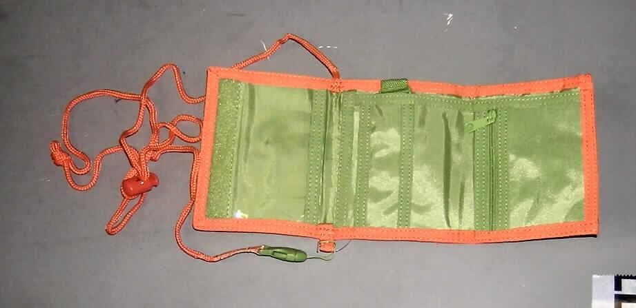 Anderes Behältnis, Brustbeutel für Kinder, Art. Nr. 23169, siehe Foto,
- mit einer Außenseite aus Spinnstoffen (mit einer stilisierten Fee bestickt),
- mit einer ca. 135 cm langen Kordel mit Feststellvorrichtung zum Umhängen,
- mit einem Klettverschluss, in Art einer Geldbörse dreiteilig aufklappbar,
- ausgestattet mit einem Geldscheinfach, einem Münzfach mit Reißverschluss,
  zwei aufgenähten Einsteckfächern, einem Einsteckfach mit Sichtfenster und
  einem an einem angenähten Band angebrachten Schlüsselring,
- mit einer Größe von ca. 12 x 10 x 2 cm (geschlossen),
- aufgrund der Umhängekordel kein Taschen- oder Handtaschenartikel, 
  da nicht zur Aufnahme in Taschen bzw. Handtaschen bestimmt,
- augenscheinlich nicht handgearbeitet.